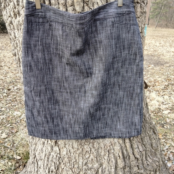 Larry Levine Dresses & Skirts - ⬇️ Price Drop!⬇️Larry Levine Stretch Skirt in size 10